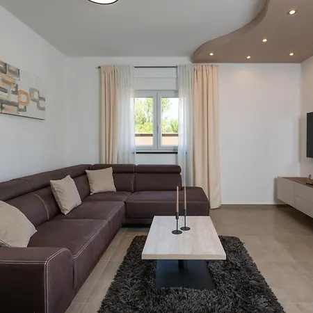 Luxury Villa Klaudia With Private Pool Near Pula Villa