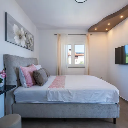 Luxury Klaudia With Private Pool Near Pula Villa
